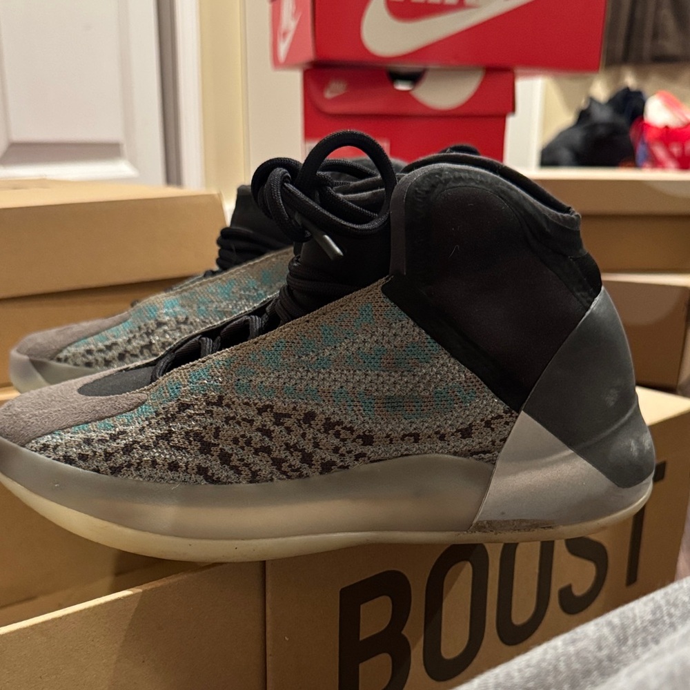 YEEZY QNTM Sneakers